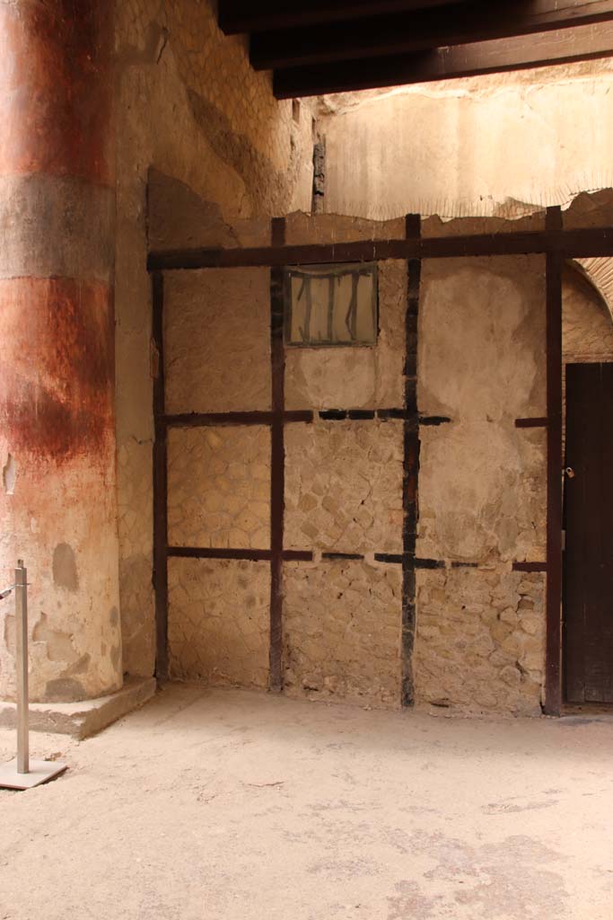 VI.21 Herculaneum. September 2015.
Looking south towards wall of Opus craticium, belonging to a possible caretaker’s room.
Photo courtesy of Klaus Heese.